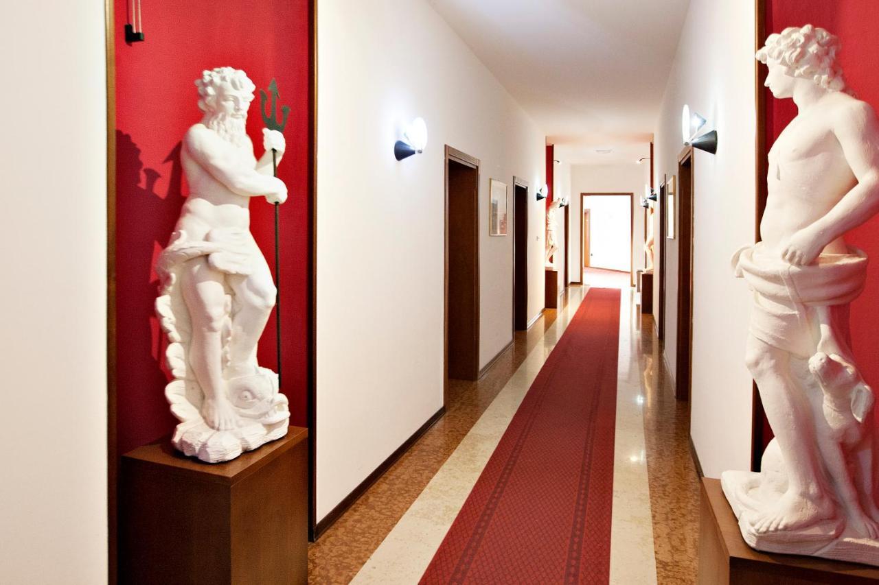 Hotel Garibaldi ปาโดวา ภายนอก รูปภาพ