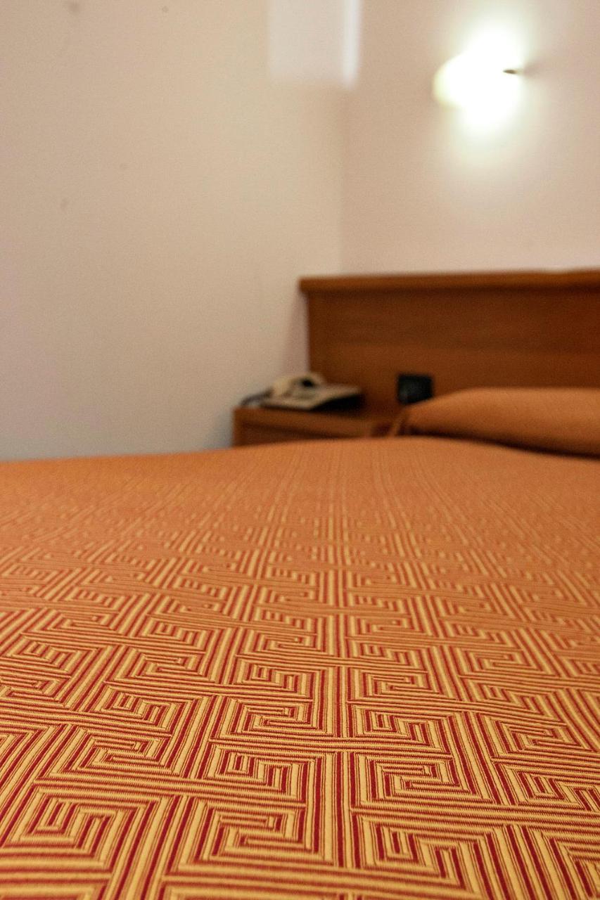 Hotel Garibaldi ปาโดวา ภายนอก รูปภาพ